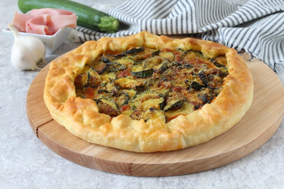 torta salata con zucchine prosciutto cotto e stracchino