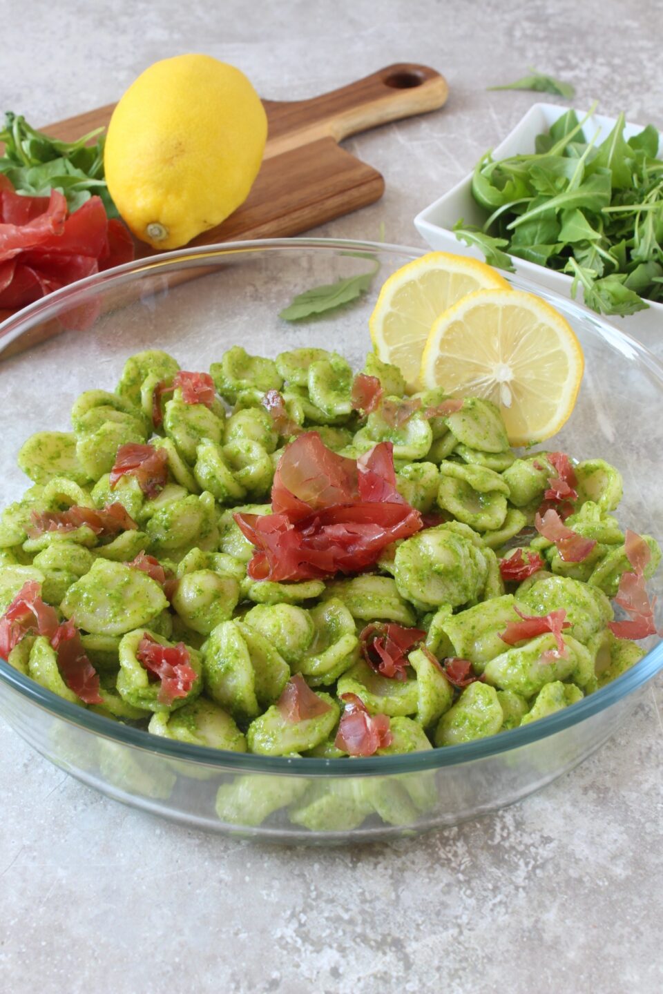 pasta fredda con pesto di rucola e bresaola