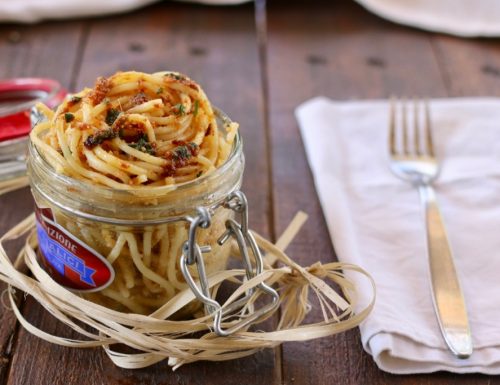 Spaghetti con filetti di acciughe e briciole