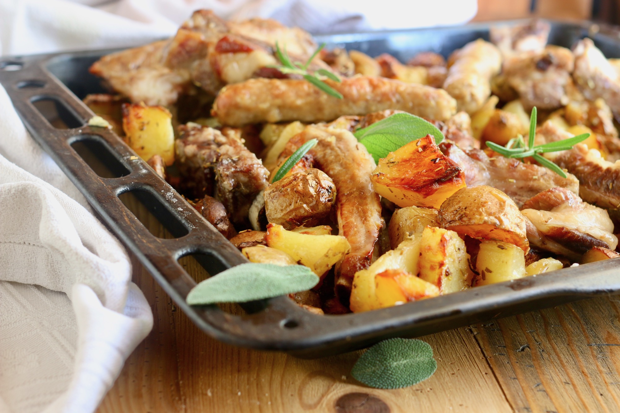costine e salsicce con patate al forno - creando si impara