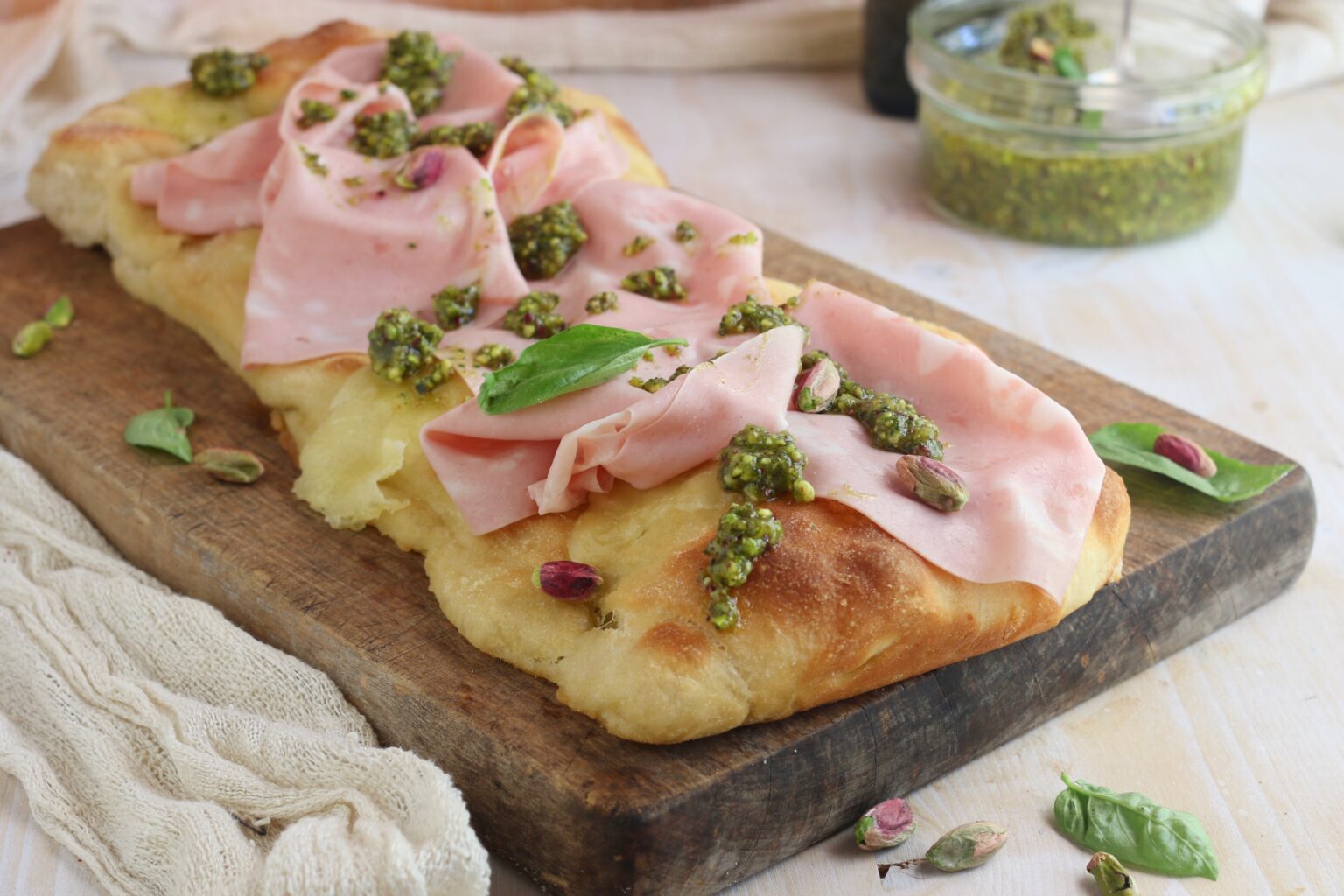 pinsa romana con mortadella e pesto di pistacchi creando si impara