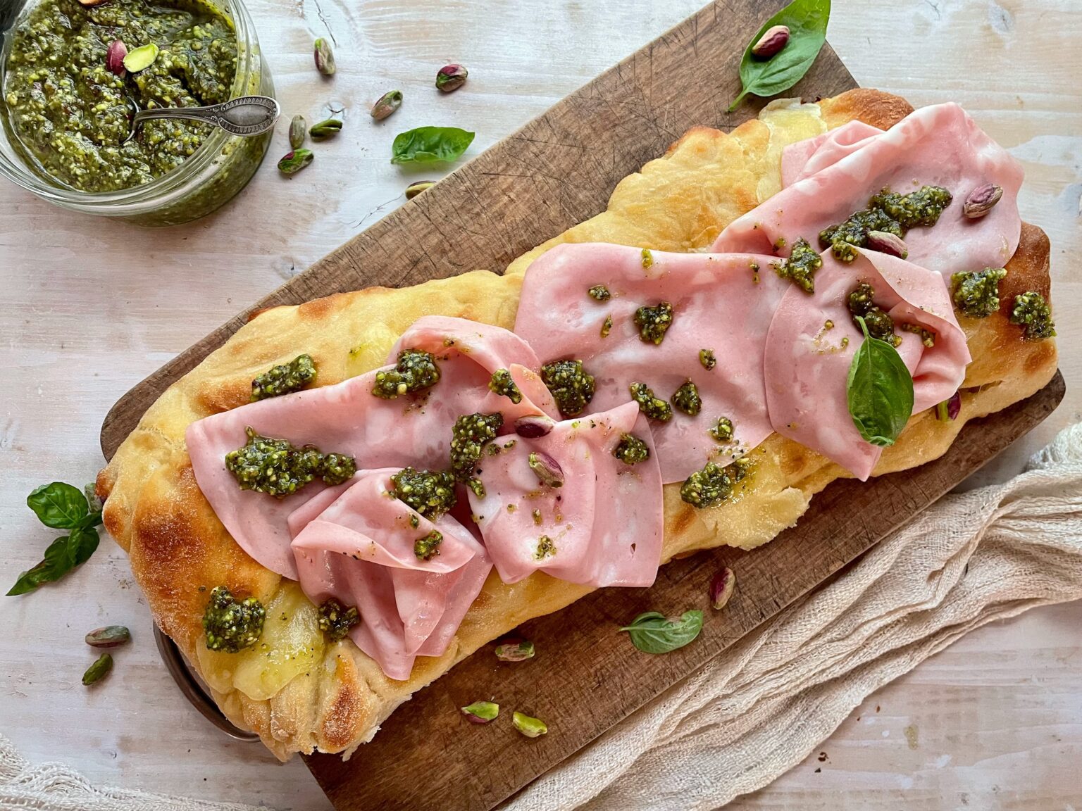 pinsa romana con mortadella e pesto di pistacchi creando si impara