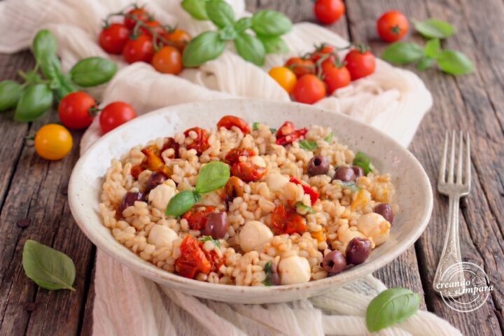 Insalata d'orzo con pomodorini caramellati e mozzarelline