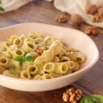 Pasta con crema di zucchine e noci: