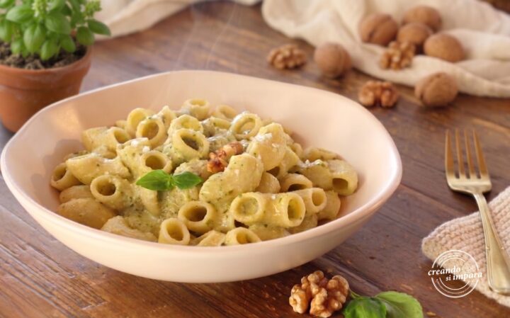 Pasta con crema di zucchine e noci