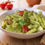 pasta fredda con pesto mozzarella e pomodoro