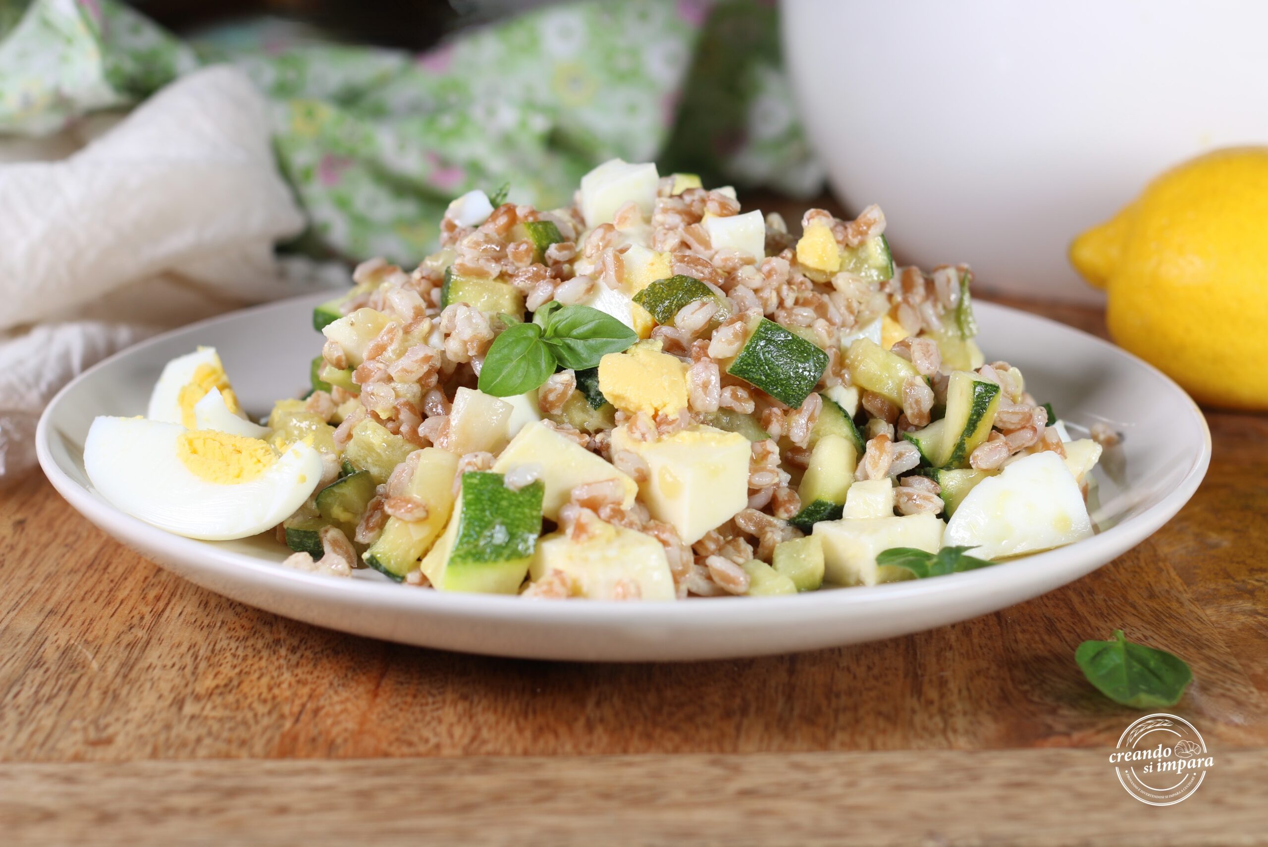 insalata di farro con zucchine e mozzarella