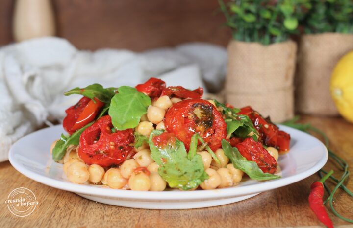 insalata di ceci con pomodori alla marinara e rucola