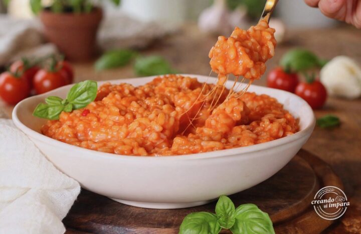 risotto al pomodoro: la ricetta cremosa che nasconde un cuore filante di Asiago irresistibile