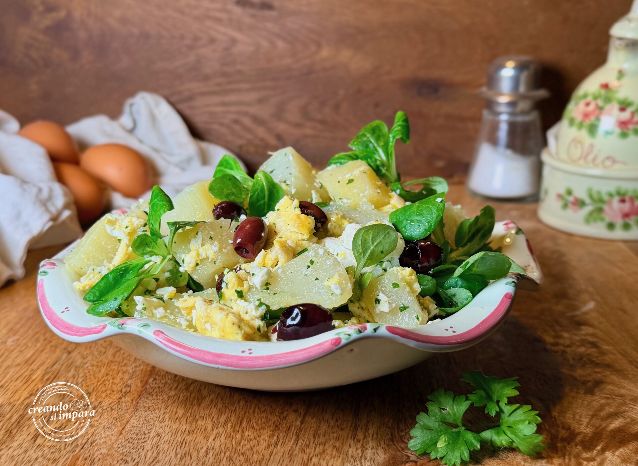 Insalata di patate con uova strapazzate e feta