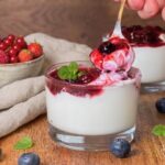 Spumone allo yogurt con fragole e mirtilli