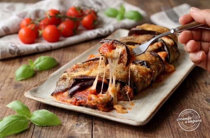 rotolo di melanzane al forno con pomodoro e formaggio