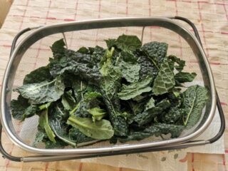 preparazione cavolo nero per la frittata al forno con cavolo nero