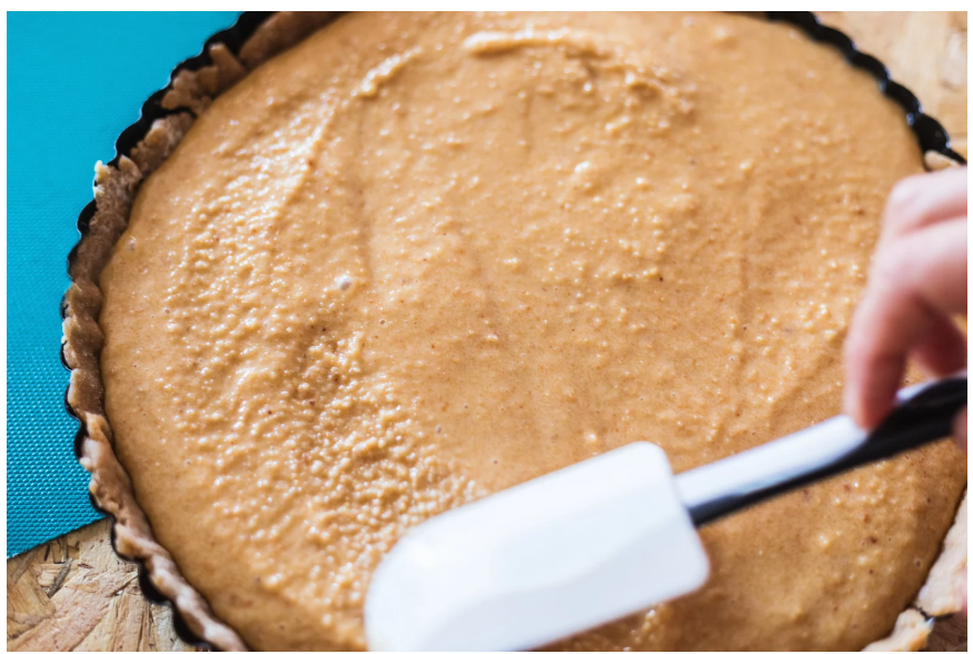 preparazione crostata frangipane alle fragole