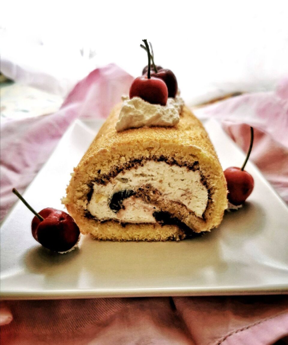 rotolo soffice con panna e ciliegie