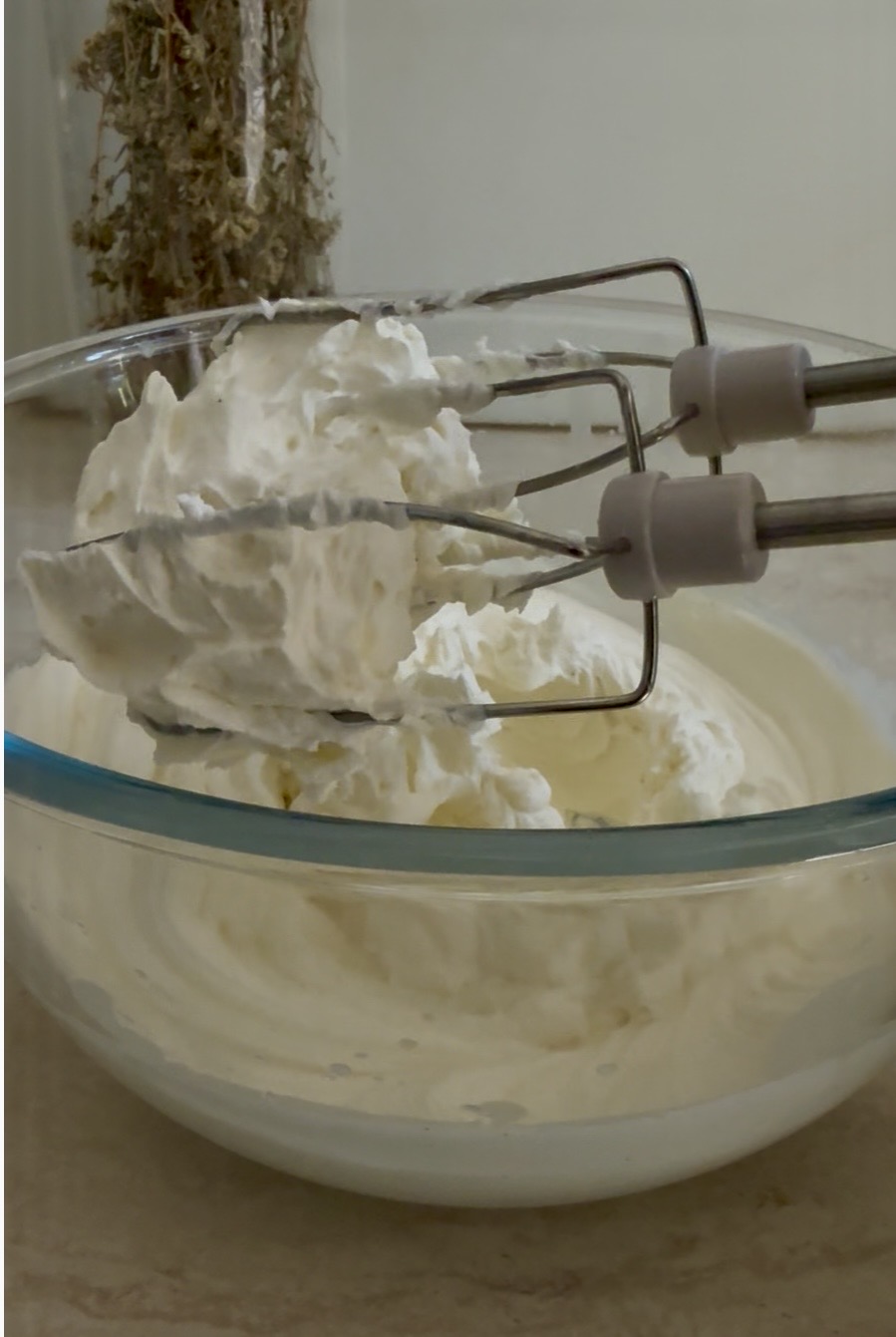 preparazione crema di mascarpone per la torta fredda