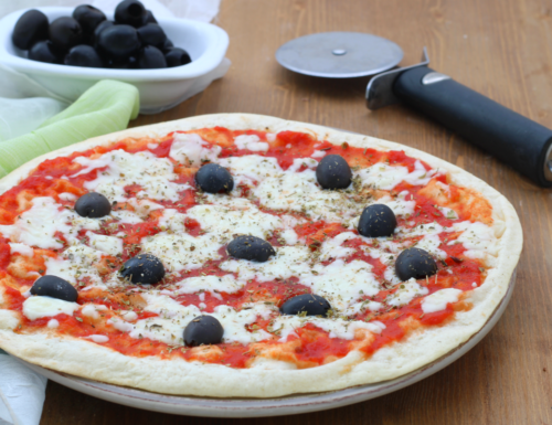 Pizza alle olive con la piadina, ricetta sfiziosa facile e veloce.