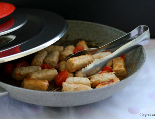 Salsiccia pomodorini e aromi con Magic Cooker