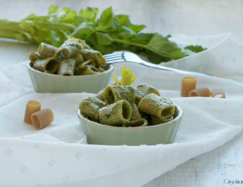 Pasta integrale con pesto di sedano e mandorle, ricetta vegetariana