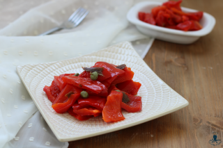 Peperoni con capperi e acciughe
