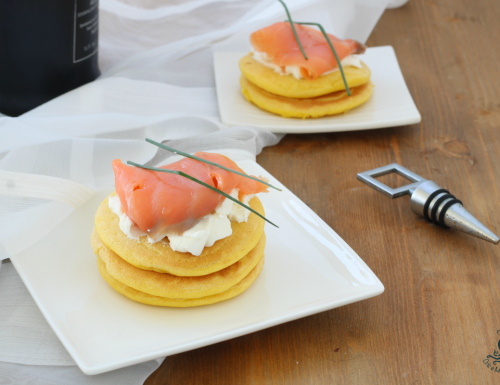 Pancake al salmone, ricetta raffinata di facile e veloce preparazione