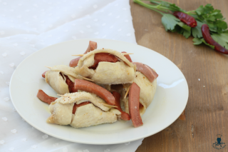 Involtini con wurstel e formaggio Involtini con wurstel e formaggio