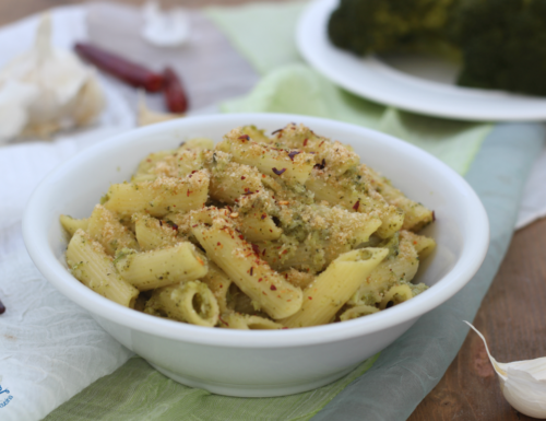 Pasta broccoli e mollica croccante, ricetta di facile preparazione.