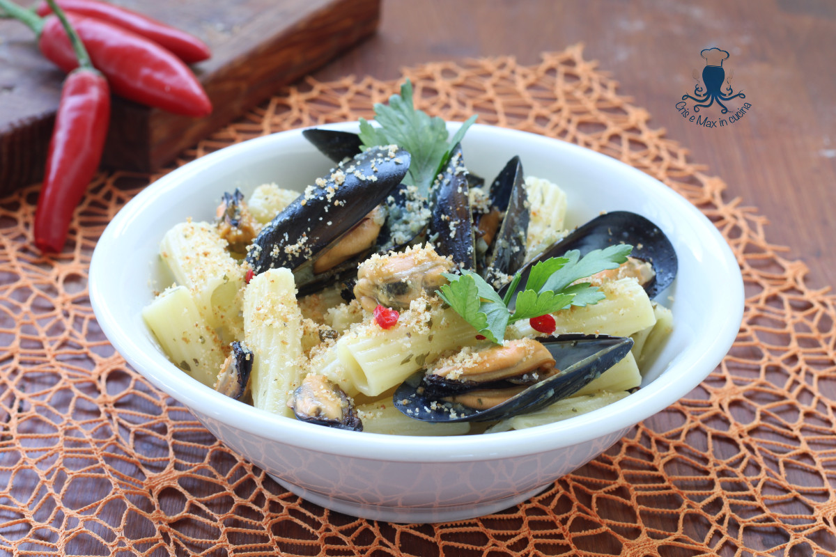 Pasta con le cozze e mollica croccante1