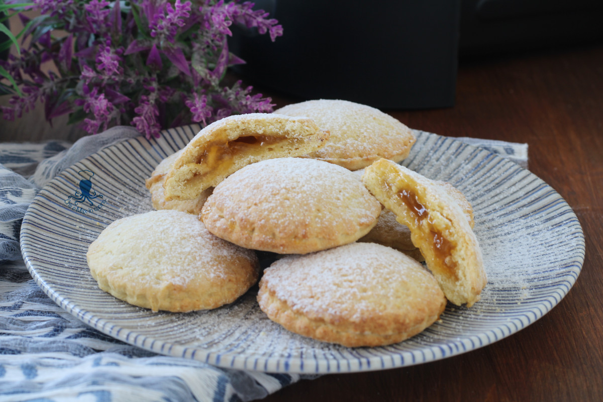 biscotti ripieni di confettura in friggitrice ad aria