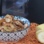 Chips di banana senza zucchero alla cannella in friggitrice ad aria.