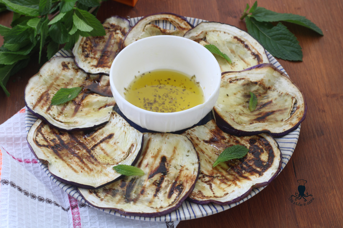 melanzane grigliate in padella o sulla griglia.