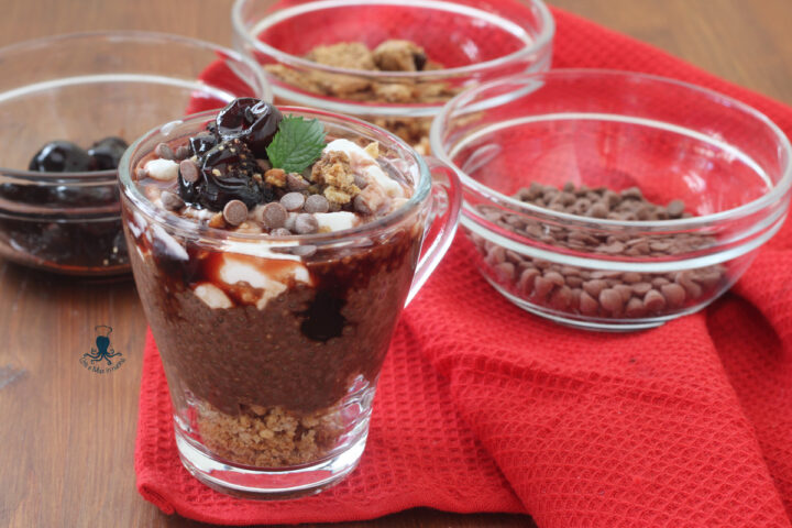 Chia pudding con amarene e cioccolato