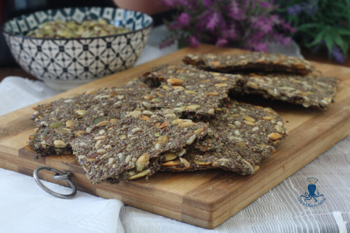 Cracker croccanti ai semi di chia e spezie in friggitrice ad aria
