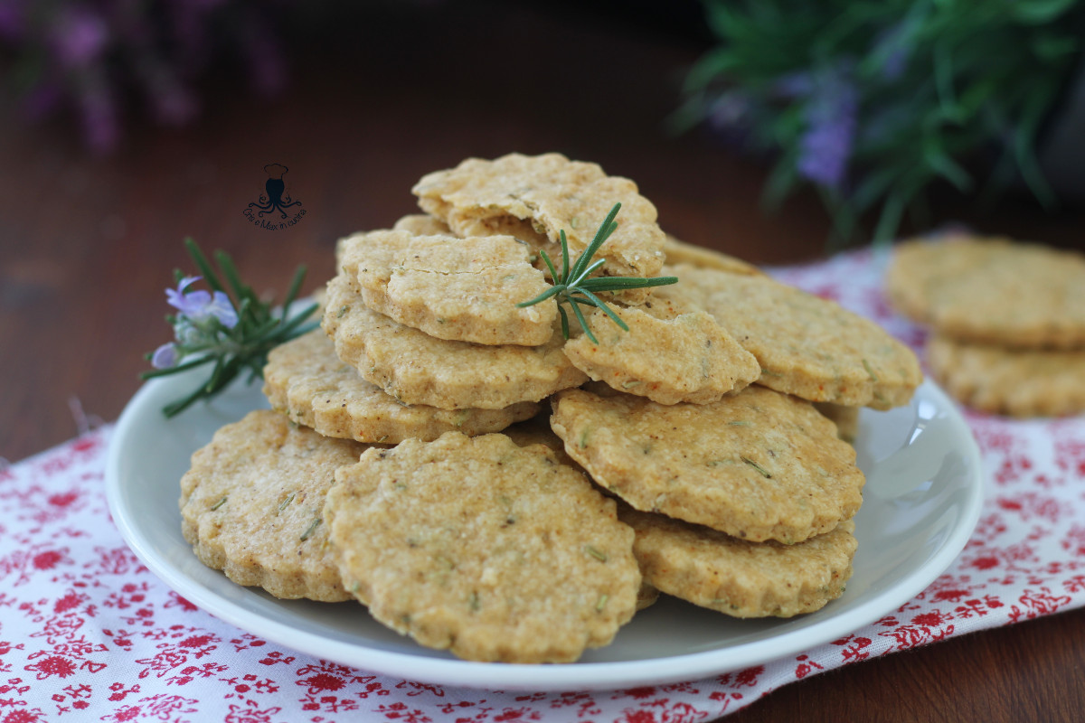 Biscotti salati con rosmarino e paprika in friggitrice ad aria