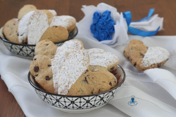 Biscotti a cuore con gocce di cioccolato