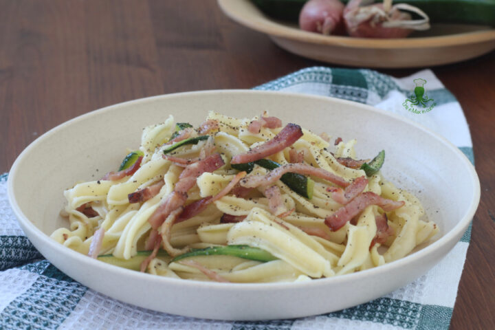 pasta fresca speck e zucchine
