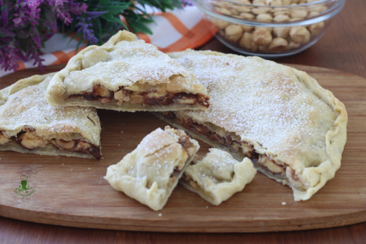 Dolce croccante con pasta matta al cioccolato e nocciole