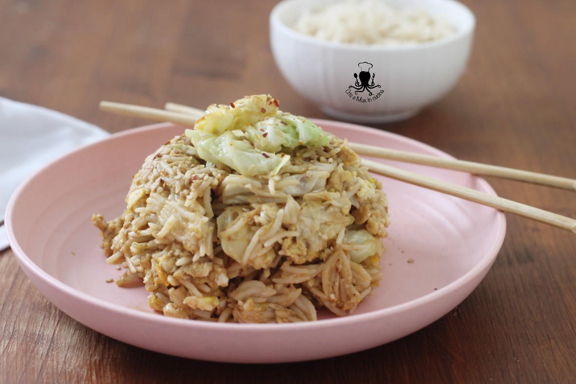 Riso basmati saltato nel wok con cavolo cappuccio e uova