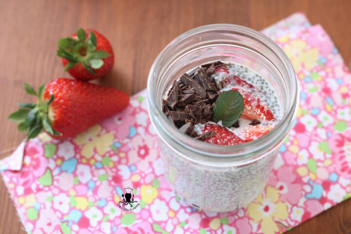 Chia pudding alle fragole e cioccolato fondente
