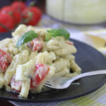 Pasta fredda cremosa con feta e avocado