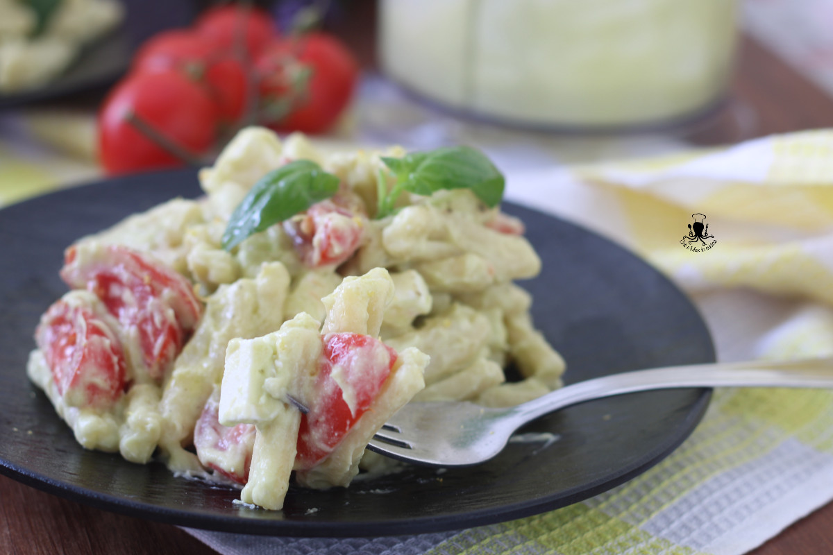 Pasta fredda cremosa con feta e avocado