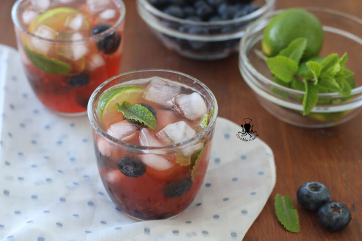 Drink ghiacciato ai mirtilli con lime e menta