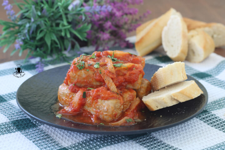Salsiccia al sugo di datterini e cipolla2