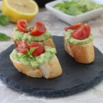 Bruschette con crema di avocado e pomodorini