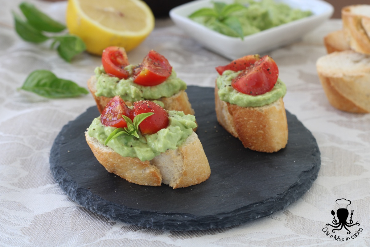 Bruschette con crema di avocado e pomodorini