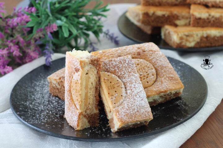 Torta marmorizzata con biscotti farciti