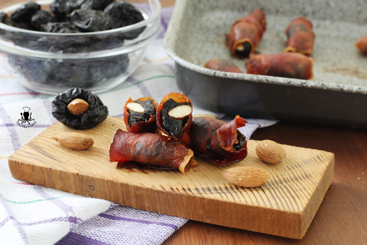 Involtini di speck con prugne secche e mandorle