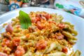 Pasta con calamari, gamberetti, pesto di asparagi e pangrattato aromatizzato agli agrumi di Sicilia.