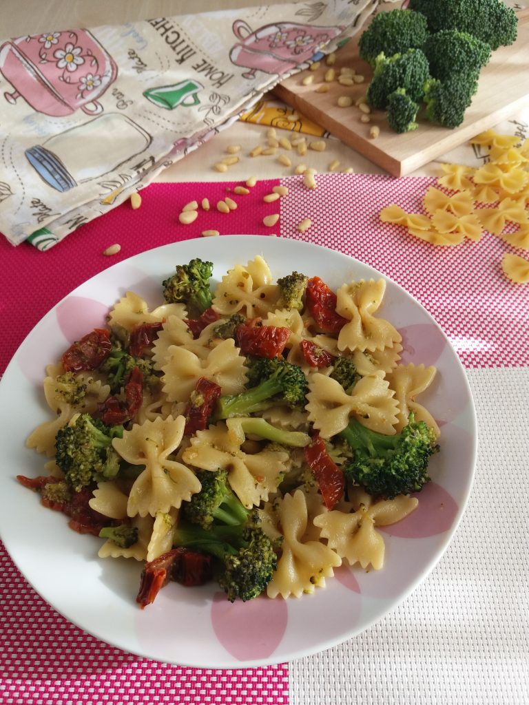 Pasta ai broccoli con pomodori secchi, capperi e pinoli Cuci cucina