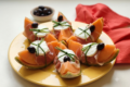 MELONE CON MOZZARELLA DI BUFALA, CREMA DI OLIVE NERE E PARMA